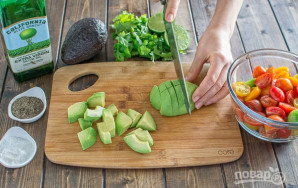 Avokadus nulupkite, išimkite kauliukus ir dideliais gabalėliais supjaustykite minkštimą.