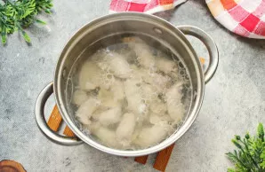 Vištienos filė supjaustykite gabaliukais, užpilkite šaltu vandeniu ir dėkite ant vidutinės ugnies. Užvirkite, sumažinkite ugnį ir virkite...