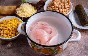 Išvirkite vištienos krūtinėlę.