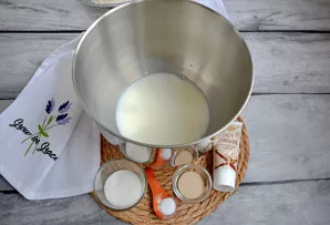 Šiltame piene ištirpinkite mieles, įberkite druską, cukrų, vanilę.