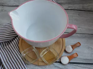 Į dubenį tešlai įpilkite vandenį, augalinį aliejų, obuolių actą, suberkite druską ir cukrų.