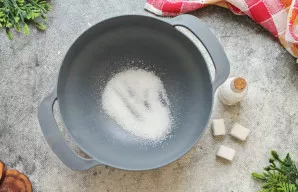 Į dubenį suberkite druską ir cukrų.