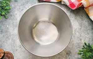 Į dubenį suberkite cukrų, druską ir, jei norite, vanilinį cukrų.