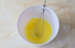 Kiaušinį sumaišykite su cukrumi ir druska.