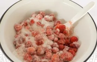 Pabarstykite braškes cukrumi ir gerai išmaišykite.
