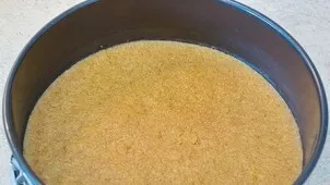 Paimkite kepimo skardą, ant dugno sudėkite paruoštą masę. Įdėkite skardą į šaldytuvą 15 minučių.