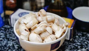 Tuo metu nuplaukite, nuvalykite ir, jei reikia, susmulkinkite grybus.