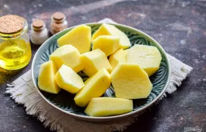 Nulupkite bulves, nuplaukite ir nusausinkite.