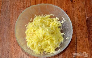 Nuplaukite bulves, nulupkite ir sutarkuokite stambia tarka.