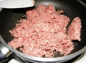 Kepkite maltą mėsą ant vidutinės ugnies, kol pusiau iškeps. Kai tik pasikeis spalva, nukelkite nuo ugnies, įberkite druskos, pipirų ir at...