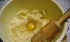 Sutrinkite virtas bulves ir įmuškite kiaušinį.