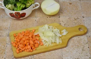 Nulupkite daržoves ir supjaustykite vienodo dydžio kubeliais. Česnako skiltelę susmulkinkite arba išspauskite per spaustuvą.