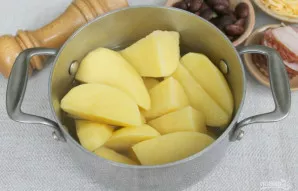 Bulves supjaustome stambiai, pasūdome ir užpilame vandeniu. Verdame iki išvirimo.