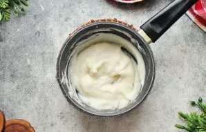 Prieš ruošiant tešlą, reikia paruošti plikytą dalį. Tam storadugniame prikaistuvyje sumaišykite pieną ir vandenį. Į skystį persijokite mi...