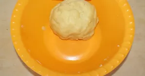 Įdėkite du trynius ir 4 šaukštus vandens, užminkykite tešlą. Padėkite tešlą į šaldytuvą.