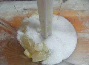 Blenderiu sutrinkite cukrų kartu su citrinos skiltelėmis ir žievele iki vientisos masės.