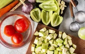 Cukiniją supjaustykite mažais kubeliais, kad būtų lengva perdirbti mėsmale. Pomidorus lengvai supjaustykite peiliu, sudėkite į dubenį, 30...