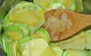 Tada sudėkite bulves, obuolius, cukinijas. Viską lengvai apkepkite (bet neperkepkite) ir užpilkite vandeniu arba sultiniu.