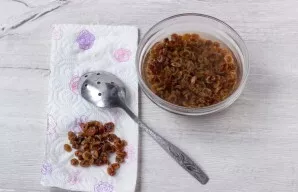 Paruoškite razinas. 10 minučių užpilkite verdančiu vandeniu. Tada nusausinkite vandenį ir nusausinkite servetėle. Jos taps minkštesnis ir...