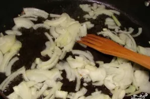 Nulupkite vieną ar du svogūnus (jei svogūnai maži). Supjaustykite ir pakepinkite ant augalinio aliejaus iki auksinės spalvos.