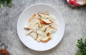 Duonos riekę sulaužykite gabalėliais ir užpilkite pienu. Palikite ant stalo 5 minutes.