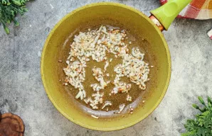 Į keptuvę supilkite augalinį aliejų, pastatykite ant vidutinės ugnies ir įkaitinkite. Svogūną smulkiai supjaustykite, sudėkite į keptuvę,...