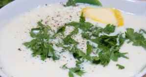 Paruoškite padažą. Puode ištirpinkite sviestą. Tada į jį įmaišykite miltus, nuolat maišydami įpilkite pieną. Užvirkite mišinį ir virkite ...