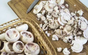 Nusivalykite grybus, nulupkite ir pašalinkite kotelius. Viską, ką nupjovėte, reikia smulkiai supjaustyti - tai bus dalis įdaro.