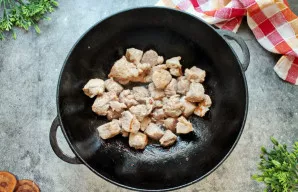 Kiaulieną nuplaukite, nusausinkite popieriniu rankšluosčiu ir supjaustykite vidutiniais kubeliais. Katilą arba keptuvę su storu dugnu dėk...