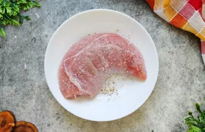 Kalakuto filė nuplaukite ir nusausinkite popieriniu rankšluosčiu. Pabarstykite druska ir pipirais iš visų pusių.