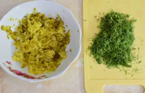 Įdarui smulkiai supjaustykite krapus ir sutarkuokite marinuotus agurkus.