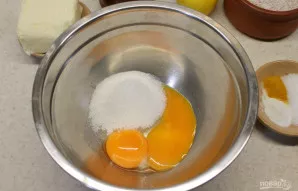 Atskirkite baltymus nuo trynių. Baltymus atšaldykite. Trynius sumaišykite su cukrumi.