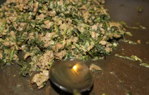 Atskiroje keptuvėje įpilti šiek tiek aliejaus ir įkaitinti. Sudėti faršą ir špinatus. Pasūdyti ir papipirinti pagal skonį, kepti beveik i...