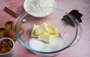 Į didelį dubenį sudėkite minkštą sviestą ir cukrų.