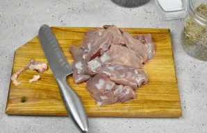 Kruopščiai apžiūrėkite kepenėles, ar nėra tulžies latakų ar pūslelių, jei yra – pašalinkite. Nupjaukite plėveles ir riebalus, nuplaukite ...