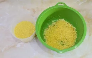 Susmulkinkite traškučius į trupinius ir sumaišykite su džiūvėsėliais.