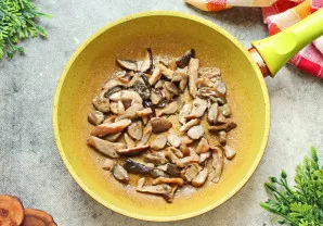 Grybus supjaustykite griežinėliais arba skiltelėmis. Į keptuvę įpilkite augalinio aliejaus, įkaitinkite ant vidutinės ugnies. Sudėkite le...