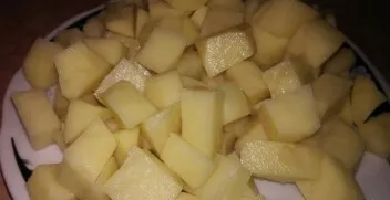 Tuo tarpu supjaustykite bulves. Pjaustymo būdą galite pasirinkti patys. Aš pasirinkau kubelius, nes taip jos greičiau iškepa.