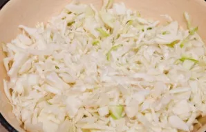 Šviežius kopūstus sukapojame, šiek tiek pasūdome ir paminkome, kad išleistų sultis.