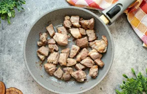 Kiaulieną nuplaukite, nusausinkite popieriniu rankšluosčiu ir supjaustykite vidutinio dydžio gabalėliais. Į keptuvę įpilkite aliejaus ir ...