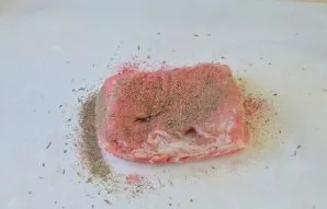 Mėsą gausiai pabarstykite druska ir prieskoniais. Viską kruopščiai įtrinkite į mėsą.