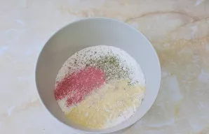 Į dubenį suberkite miltus ir sumaišykite su druska bei prieskoniais. Kaip prieskonius galite naudoti maltą papriką ir džiovintą česnaką.