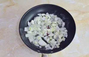 Pirmiausia reikia paruošti įdarą. Tam nulupkite svogūnus ir smulkiai supjaustykite. Kepkite su šlakeliu augalinio aliejaus 3-5 minutes.