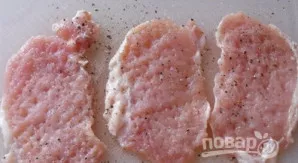 Mėsą supjaustykite gabalėliais ir išmuškite iš abiejų pusių. Paskrudinkite su prieskoniais.