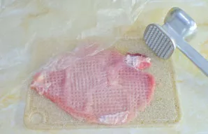 Mėsą supjaustykite porcijomis, maždaug 2 cm storio. Kiekvieną gabalėlį išmuškite virtuviniu plaktuku.