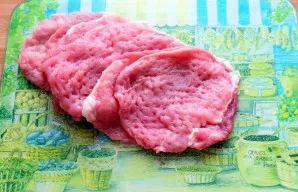 Kiaulienos nugarinę supjaustykite porcijomis ir išmuškite. Patogiausia tai daryti plastikiniame maišelyje. Pasūdykite ir pabarstykite pip...