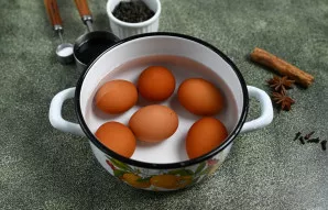 Kiaušinius sudėkite į puodą su vandeniu ir virkite 7 minutes nuo vandens užvirimo.