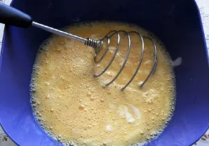 Įpilkite kefyro, įdėkite druskos ir maltų pipirų pagal skonį, viską gerai išplakite plakikliu.