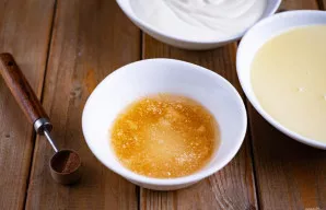 Į atskirą dubenėlį suberkite želatiną ir užpilkite šaltu vandeniu, išmaišykite. Palikite želatiną brinkti 20 minučių (arba pagal gamintoj...