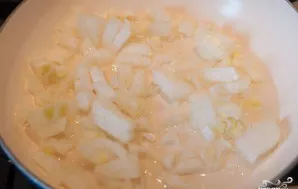 Nulupkite svogūną. Nuplaukite jį šaltu vandeniu ir smulkiai supjaustykite. Tuomet sudėkite į keptuvę su įkaitintu aliejumi. Apkepinkite, ...